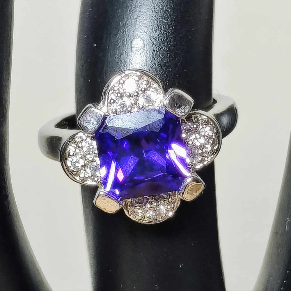 Source Unknown Silver Ring With Purple Gemstone - image 5